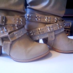 DOLCE SADDLE STRAPS PULL-ON ANKLE BOOTS CREAM SIZE 8.5